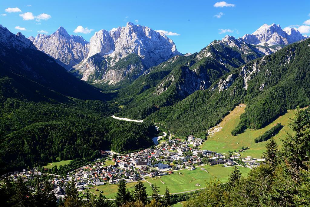 Apartment Mojstrovka With Terrace In City Center Kranjska Gora Zimmer foto